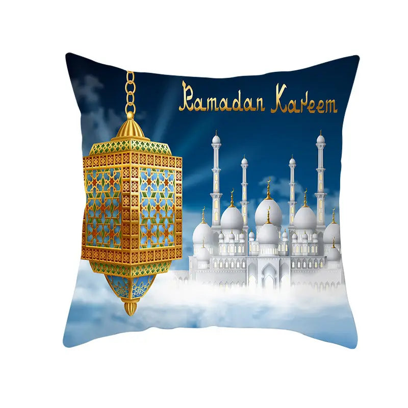 Un cojín cuadrado azul con una linterna dorada ornamentada impresa sobre cúpulas de mezquita blancas y la tipografía dorada ramadán kareem, diseñado para celebraciones de Eid.
