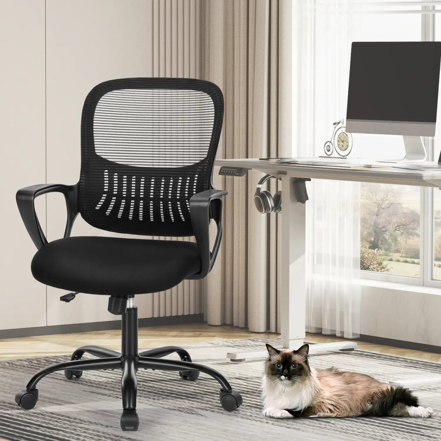 Chaise de dessin ergonomique à hauteur élevée, tabouret pour bureau debout, avec dossier en maille noire et assise rembourrée, équipée de roulettes pour un usage professionnel, illustrée depuis l’arrière.