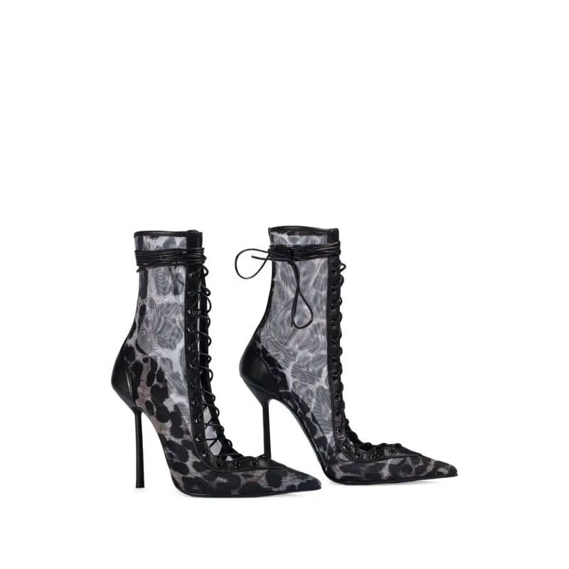 Des sandales à talon aiguille haut à bout pointu en mesh à lacets, avec des bottines à lacets en mesh noir et gris à imprimé léopard et une superposition en mesh translucide.