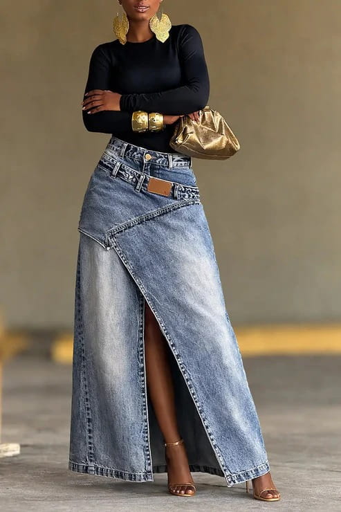 Ein High-Waist-Denim-Maxirock mit asymmetrischem vorderem Schlitz in mittelblau gewaschtem Stoff.