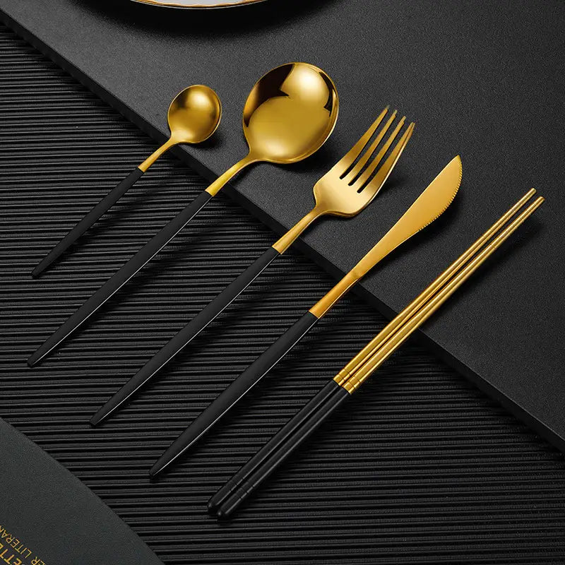 Zweifarbiges Besteckset aus Edelstahl in Gold und Schwarz mit Essstäbchen, mit elegantem modernem Design.