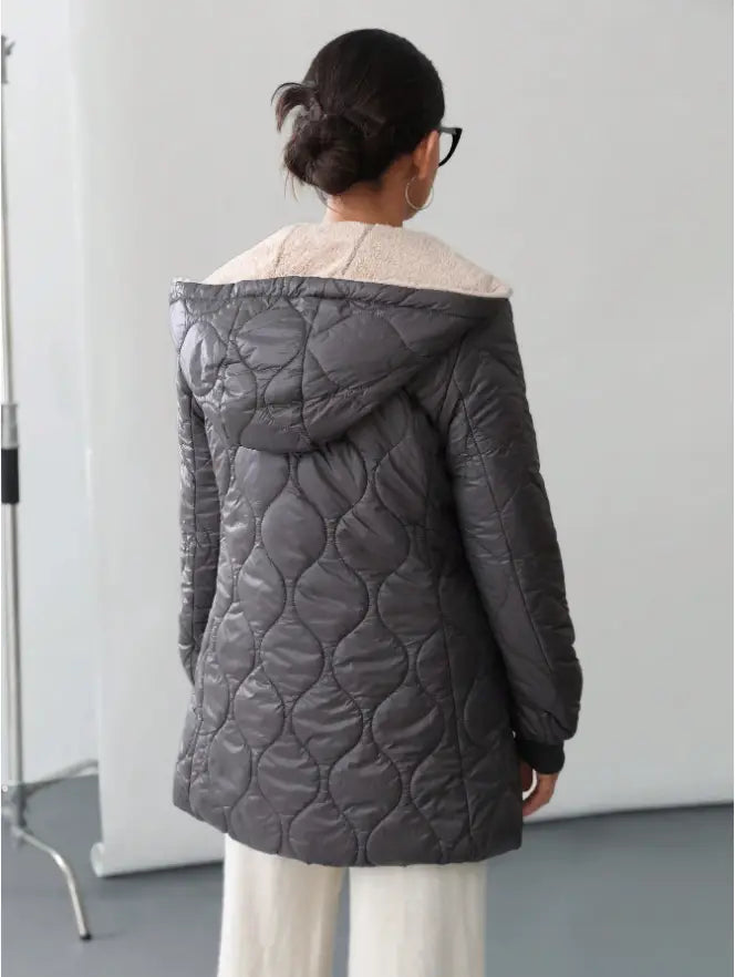 Chaqueta de invierno acolchada con capucha y forro acolchado gris oscuro, con cuello de borreguillo de color crema en contraste.