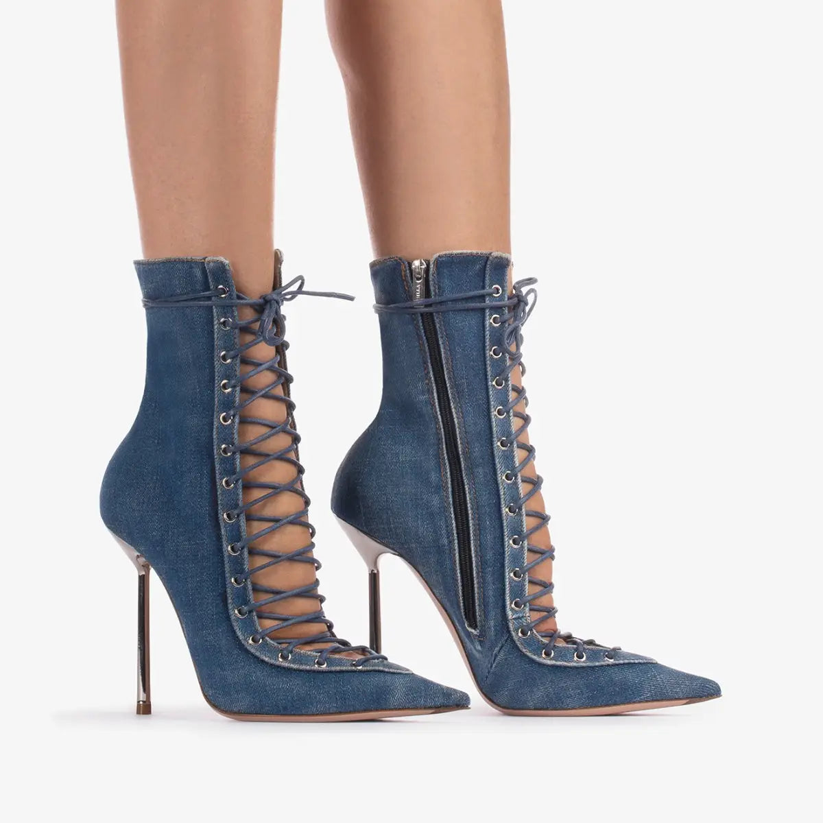 Des bottines en denim à lacets, à cheville, avec un talon aiguille haut, présentant des détails en mesh et à bout pointu.
