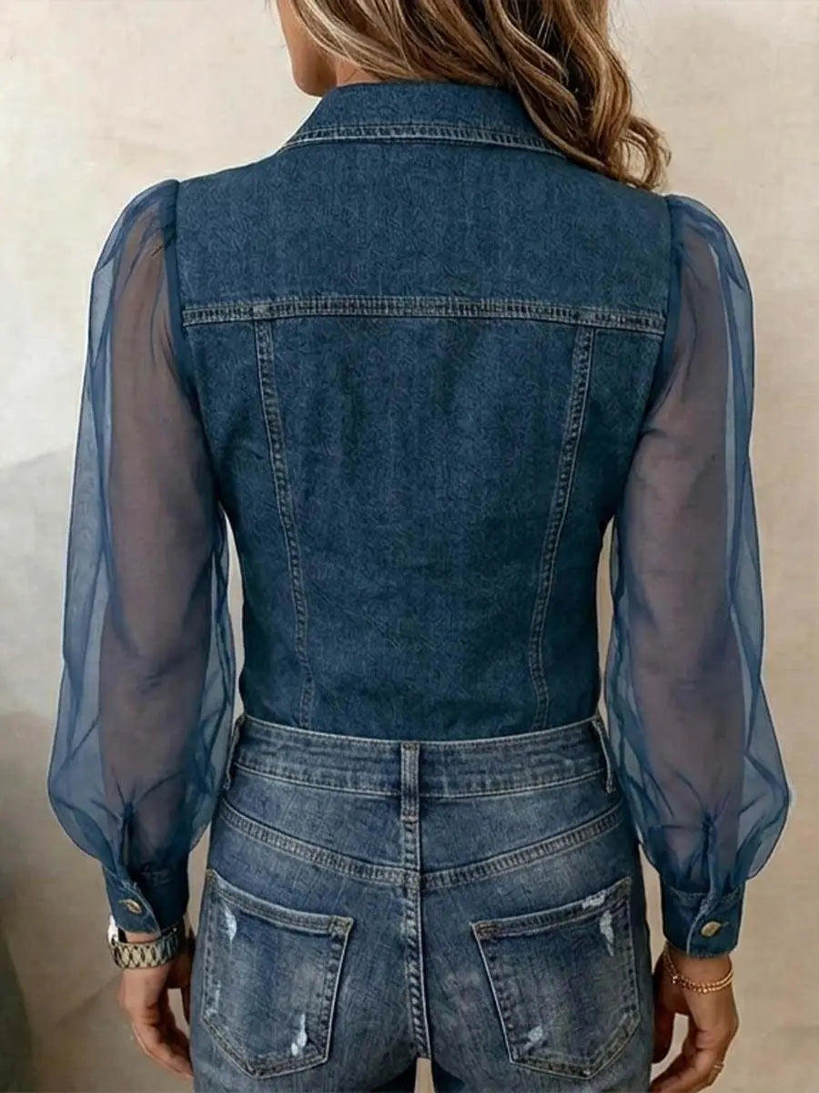 Haut à encolure en V à manches transparentes en denim, présentant un gilet en denim avec des manches longues transparentes bleu, et des détails de surpiqûres classiques.