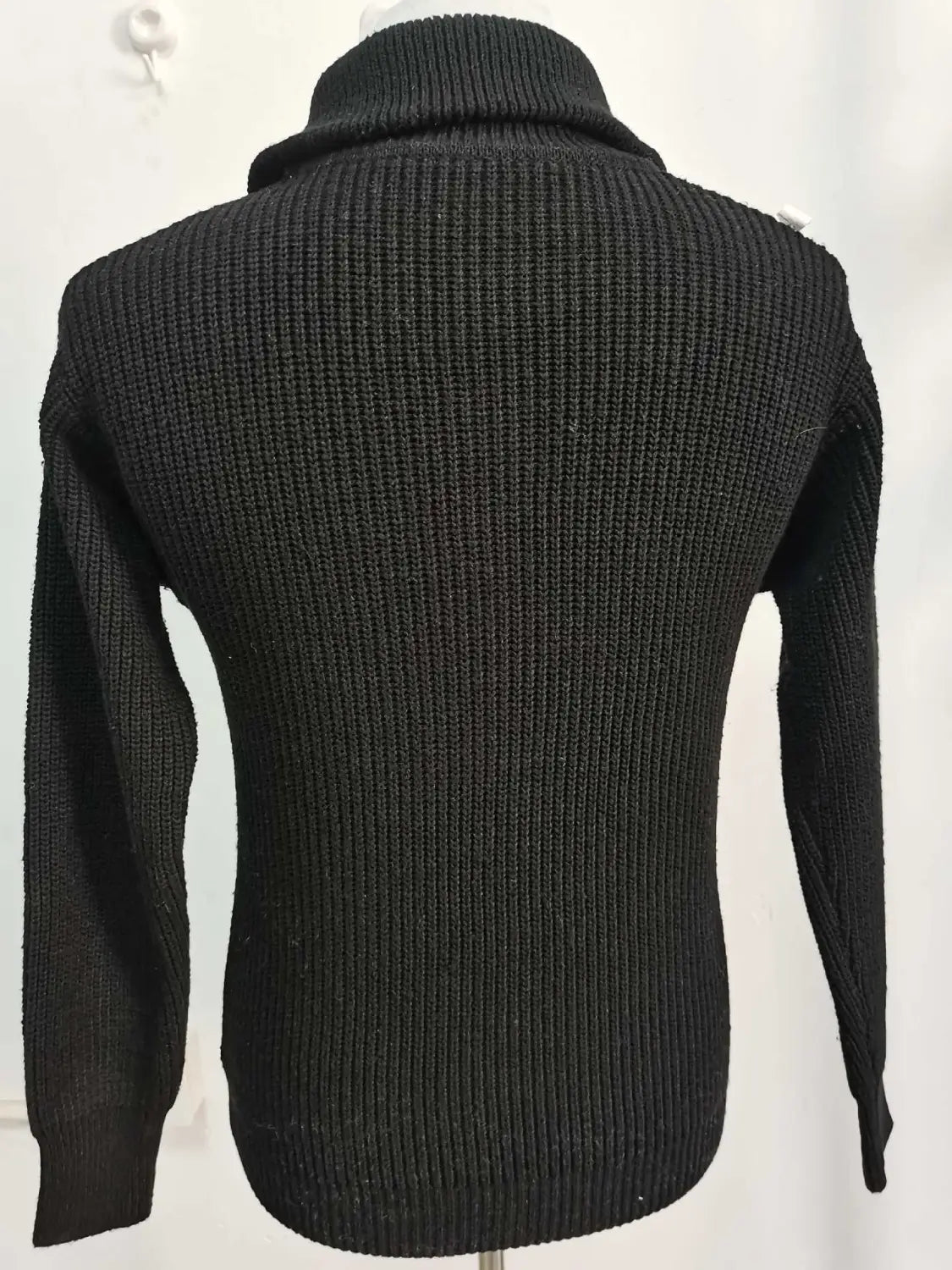 Herren-Halbrollkragenrippstrickpullover aus schwarzem Strickstoff, entworfen für Wärme und Stil.