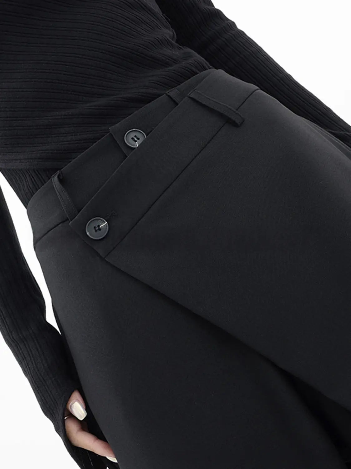 Schwarze hochtaillierte asymmetrische Weitbein-Hosen mit elegantem, tailliertem Design und dazu passenden Knopfleisten.