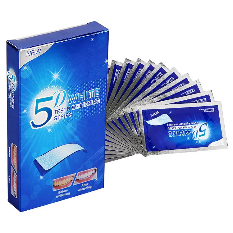 Caja azul de 5D para tiras blanqueadoras de dientes con sabor a menta que contiene 14 sobres de lámina de plata dispuestos en abanico a su lado para uso de blanqueamiento bucal.