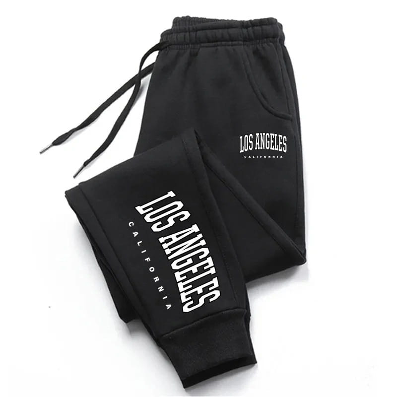 Pantalons de survêtement décontractés noirs pour un usage sportif, fermés par un cordon de serrage, avec lettrage blanc « Los Angeles, Californie » sur la jambe et la ceinture.