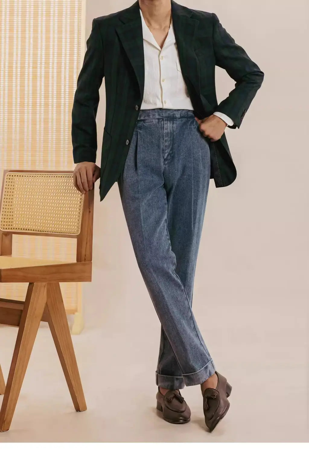 Pantalon en denim bleu pour hommes à taille haute, plissé, à coupe décontractée, associé à une veste de costume ajustée vert foncé à revers crantés.