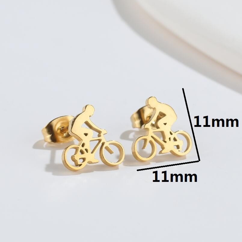 洗練されたメタリック仕上げで、11mmのミニマルなゴールドカラーの自転車ライダーシルエットスタッドピアスです。