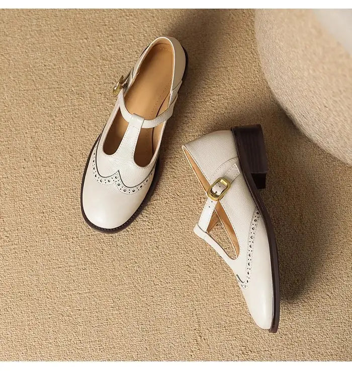 Weiße Leder-Brogue-Mary-Jane-Pumps mit klobigem Absatz mit T-Riemen und goldfarbenem Schnallenverschluss mit Verzierung
