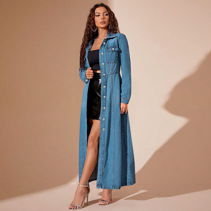 Blauer Denim-Langmantel mit Knopfleiste vorne und seitlichem Schlitz, gestaltet als langärmeliges Maxi-Cardigan-Kleid aus Denim mit Knopfleiste.