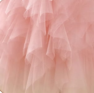 Robe de cérémonie de fille d’honneur en tulle à motif floral avec un délicat jupon en tulle rose superposé, des volants doux et une texture aérienne fluide.