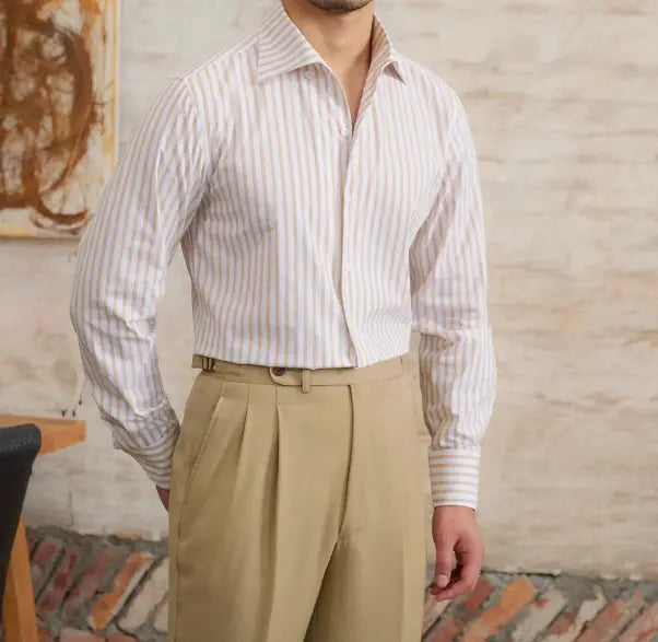 Ein Slim-Fit gestreiftes Baumwoll-Hemd langarm für den Pendlerbereich in kräftigem Weiß und Beige mit klassischem Kragen sowie geknöpften Manschetten.