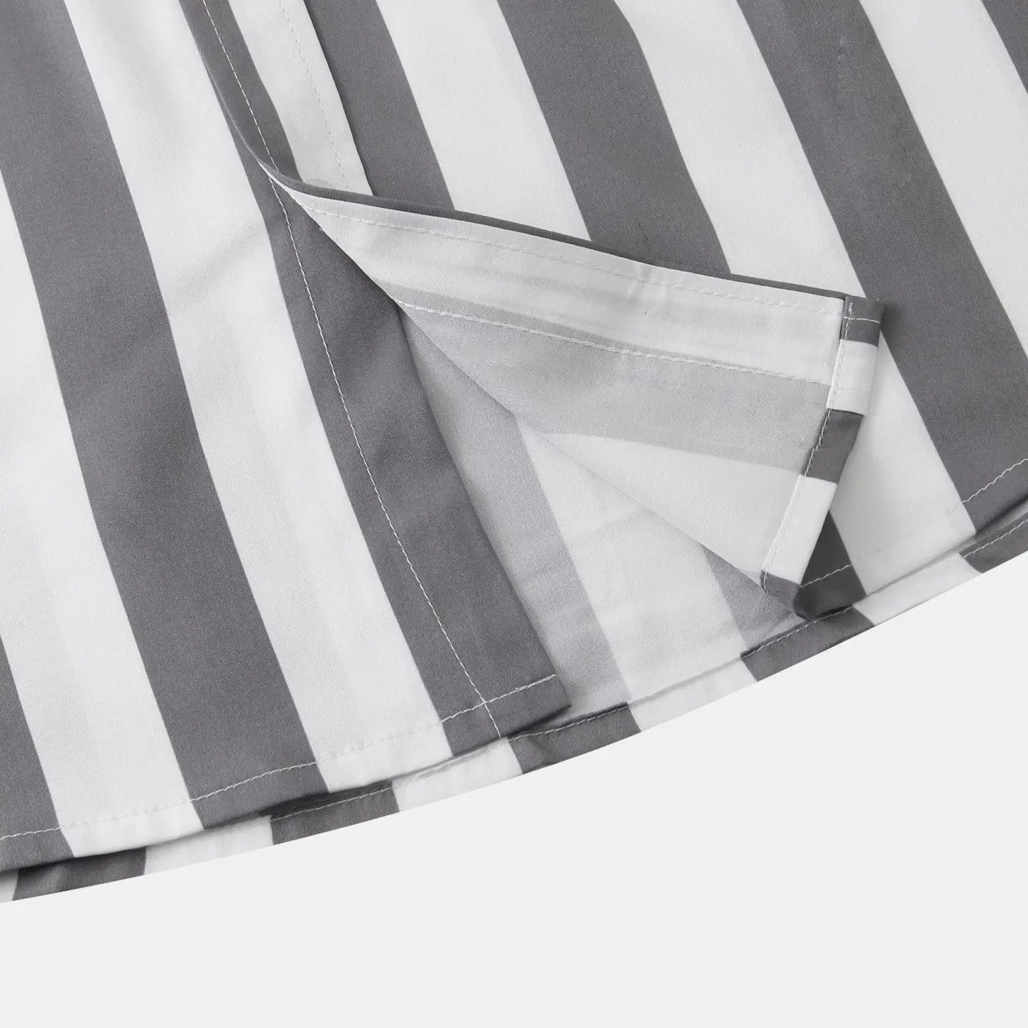 Une chemise pour homme à rayures, à manches courtes, boutonnée sur le devant, présentant un tissu rayé gris et blanc disposé verticalement, avec une couture soignée le long du bord replié.
