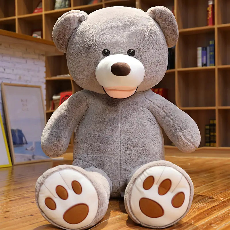 ein großer grauer Plüsch-Teddybär mit weißem Schnäuzchen, brauner Nase und Pfotenpolstern aus weichem Samt mit einer Größe von einem Meter