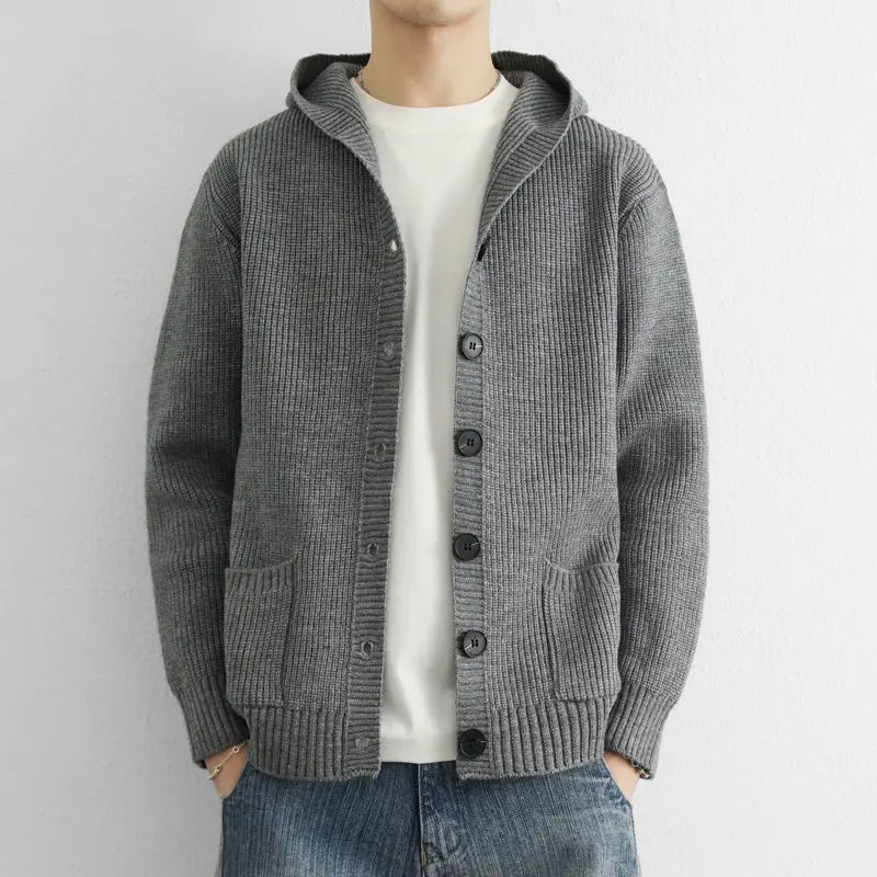 Grau melierter Rippstrick-Kapuzencardigan mit dunklen Knöpfen und Vordertaschen, geeignet als Casual-Pullover.