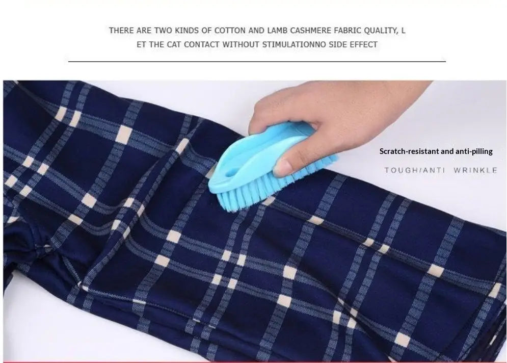 Brosse à vêtements en plastique bleu clair avec des poils souples, adaptée à l’utilisation avec une chemise à manches longues en polaire pour homme doublée.