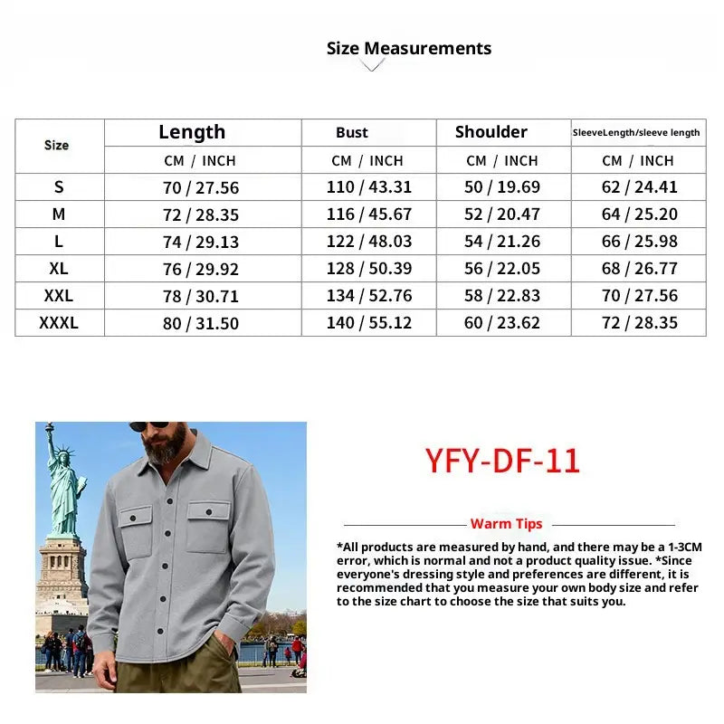 Graue schwere Fleece-Innenjacke für Herren mit Knopfleistenhemd-Design, zwei Brusttaschen und einem Kragen.