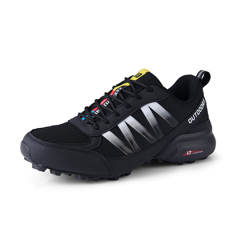 Chaussure de trail respirante en mesh noire avec rayures réfléchissantes argentées, accents jaunes sur la languette et les lacets, et motif de semelle à crampons robuste pour un usage en extérieur.