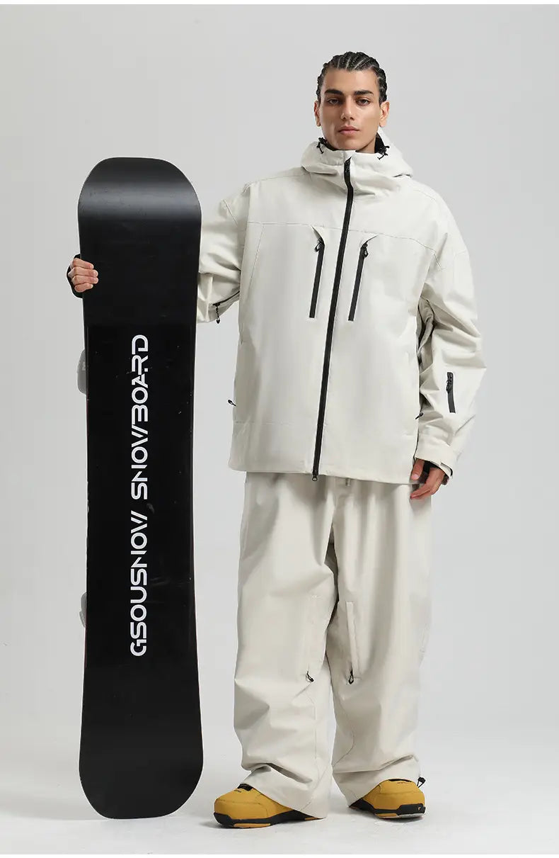 白い縦書きの文字が施されたGSOU SNOWボードを備えた黒のスノーボード。男性用防水スキージャケット、ゆったり通気性のあるスノーコートとともに表示。