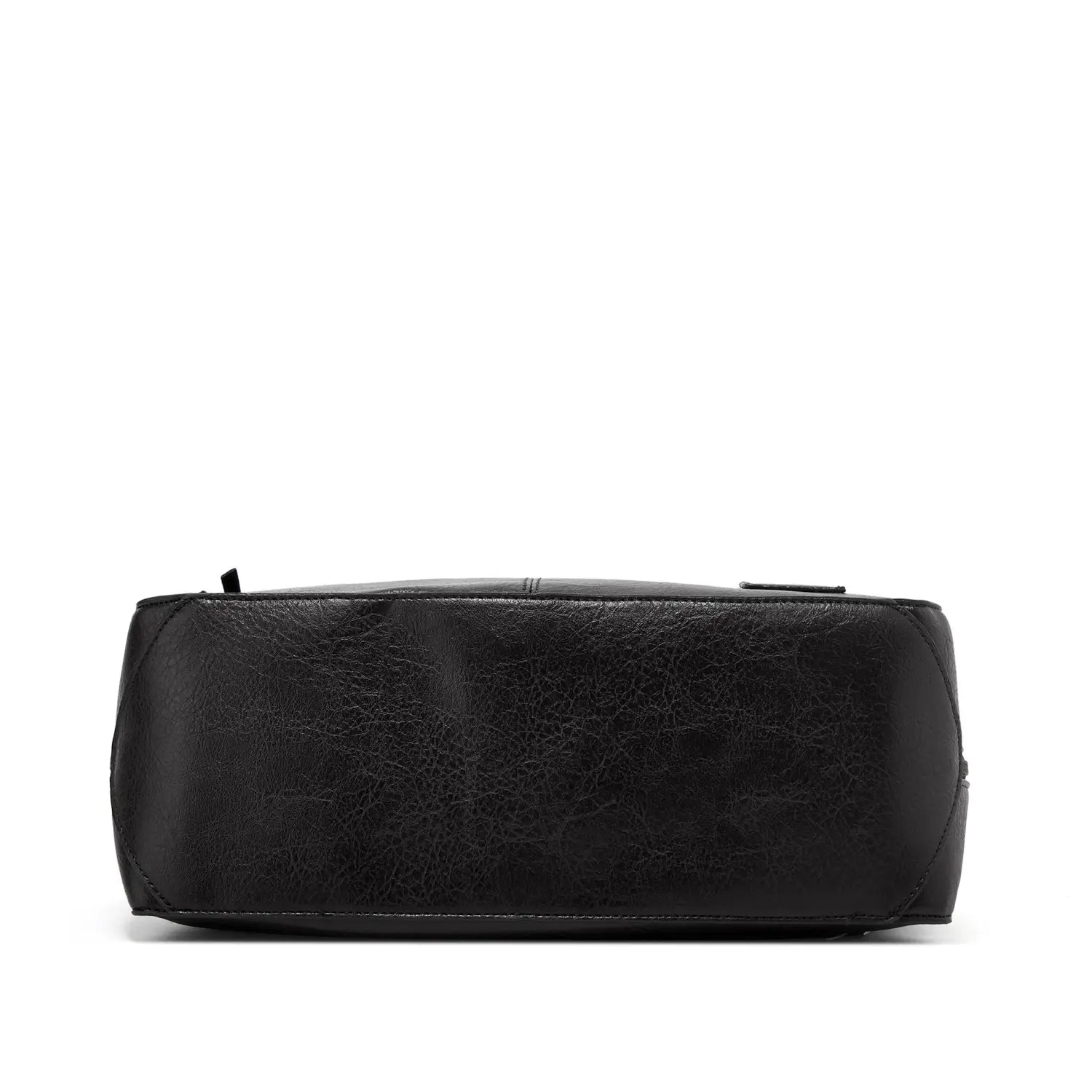 Schwarze Lederschultertasche mit strukturierter, leicht abgetragener Oberfläche und dezenten Steppdetails, mit mehreren Reißverschlüssen für ein Crossbody-Tote-Design.