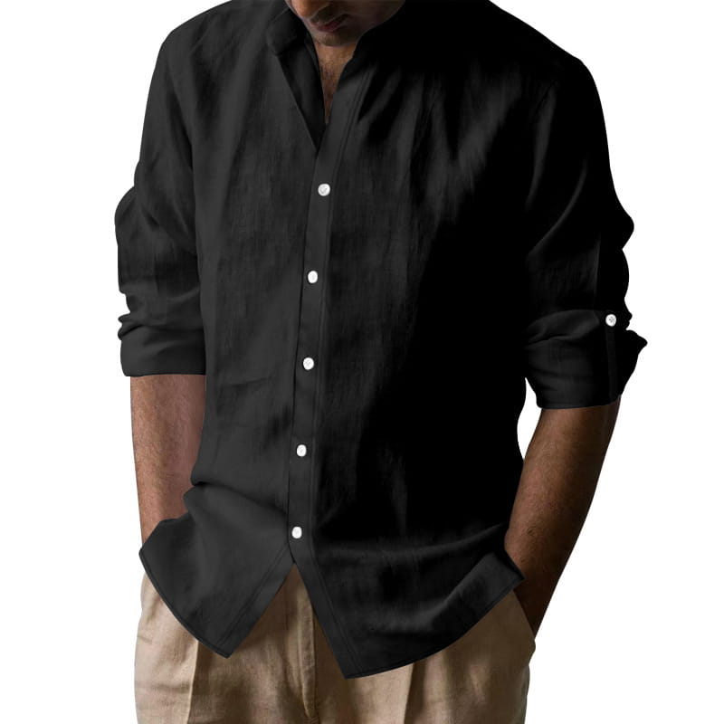 Camisa entallada para hombre en lino de mezcla color negro, de tipo abotonada, con botones blancos y mangas largas arremangadas.