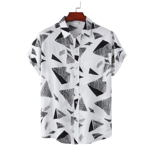 Camisa blanca de manga corta y estilo vintage relajado con un patrón de estampado de triángulos geométricos negros.