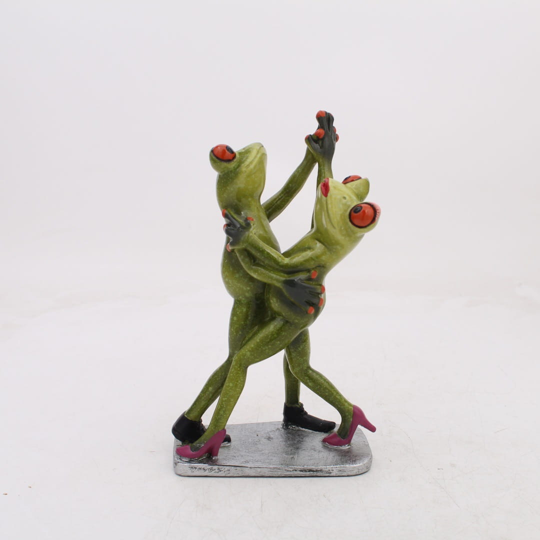 Paar aus grünen Resin-Froschfiguren in einer skurrilen Wohnaccessoires-Statue, das sie beim Tanzen eines Tangos zeigt, wobei eine schwarze Schuhe trägt und die andere pinke High Heels.