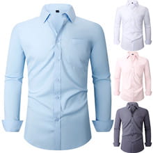 Herren-Business-Hemd mit langem Ärmel in Hellblau mit klassischem Kragen und dezenten Falten im Brustbereich.