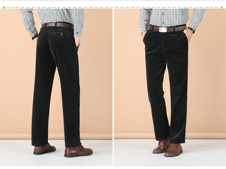 Pantalones rectos de pana negra de terciopelo térmico para hombre con trabillas para cinturón y corte de pierna recta.