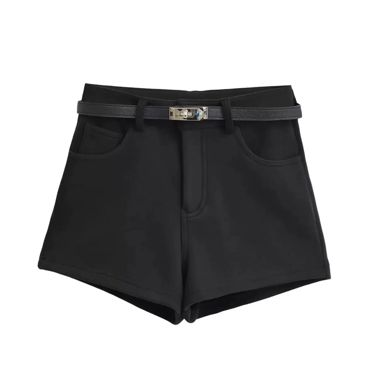 黒のハイウエストショートパンツ。テクスチャーのあるベルトに、シルバートーンのエルメス風バックルをあしらえています。