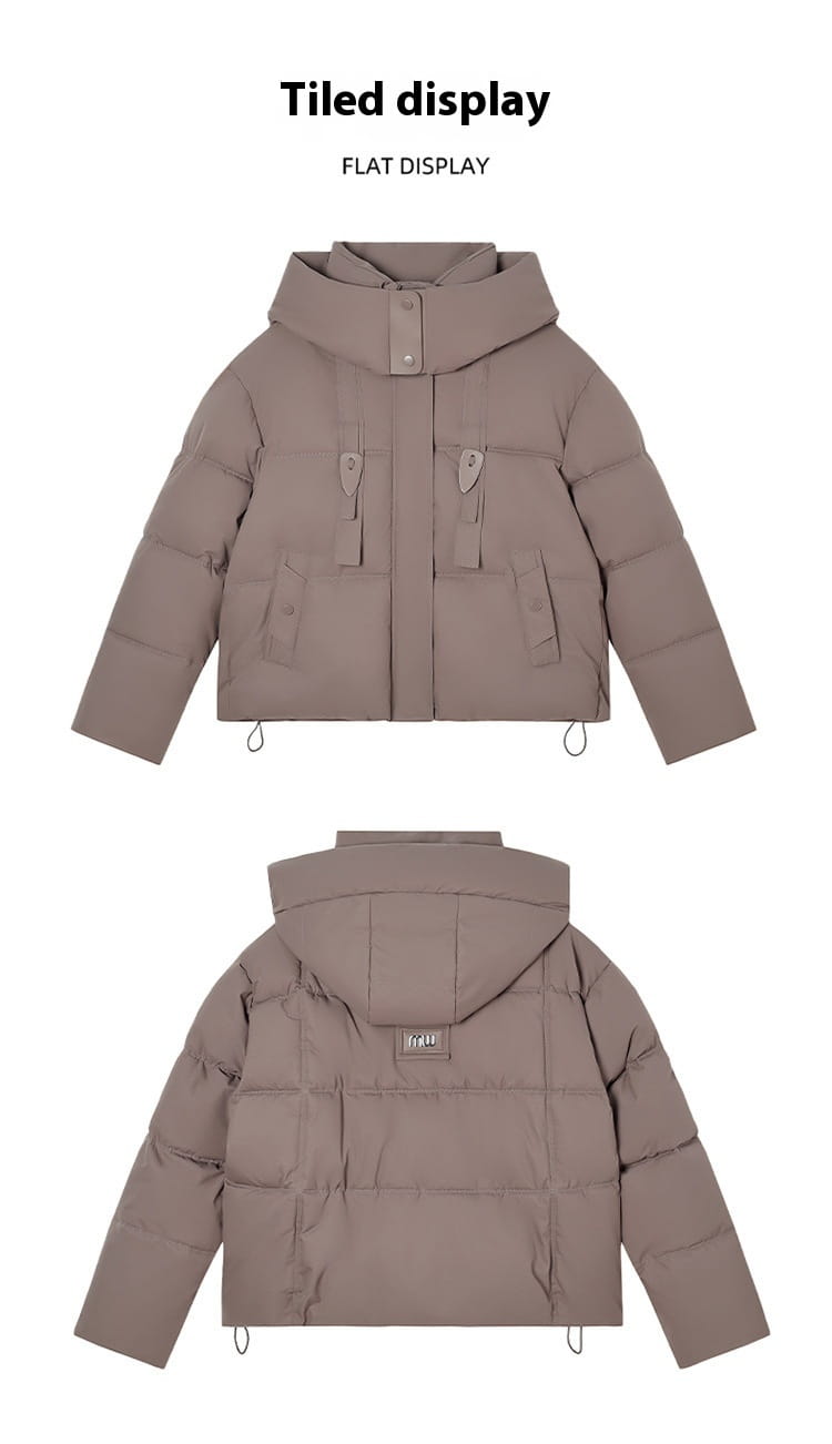 Veste courte matelassée à capuche pour femme beige, conçue comme un manteau d’hiver chaud avec poches à rabat à l’avant et cordons de serrage à l’ourlet.