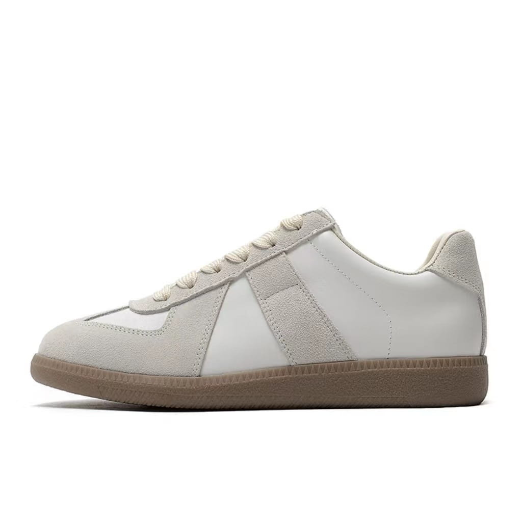 Ledersneaker, vielseitige Freizeitschuhe im Low-Top-Design, in minimalistischen Weiß- und Beigetönen mit Veloursleder- und Lederobermaterial sowie einer gummifarbenen Laufsohle.