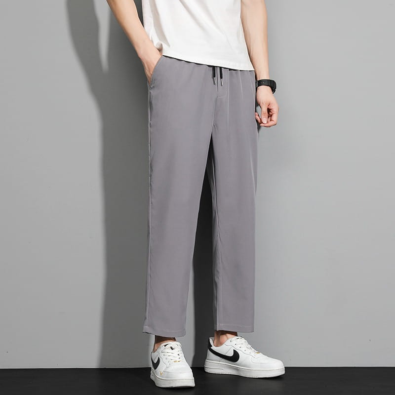 Graue, leichte Herren-Freizeithose mit Kordelzug, mit geradem Bein und Kordelzugbund.