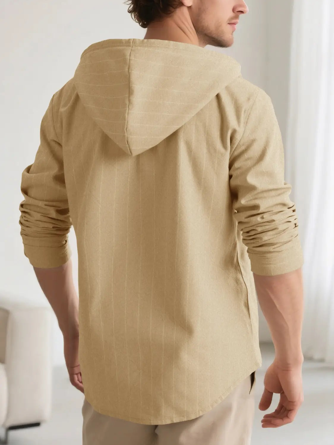Beiges Leinenhemd mit Kapuze für Herren mit dezenten vertikalen Nadelstreifen und umgeschlagenen Ärmeln im Slim-Fit-Design