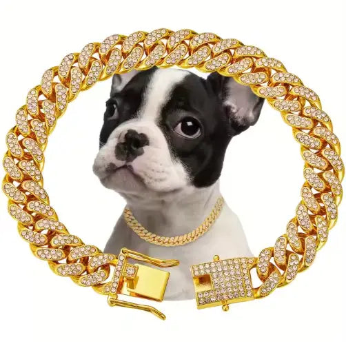 Un collier ras du cou pour chien de type « Cuban link » en diamants de couleur or, pavé, avec une boucle assortie en strass en alliage.