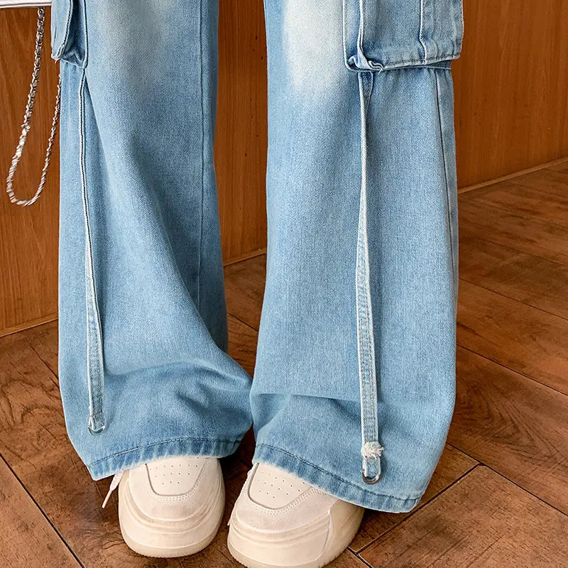 Jeans-Cargohose mit hellem Wasch und weitem Bein, mit seitlichen Kordeln und Patten-Taschen.