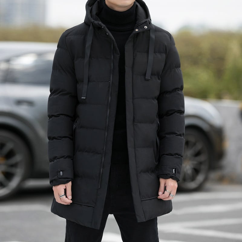 Veste matelassée homme noire coupe-vent à capuche, avec cordon de serrage et fermeture à glissière frontale, conçue pour l’hiver.