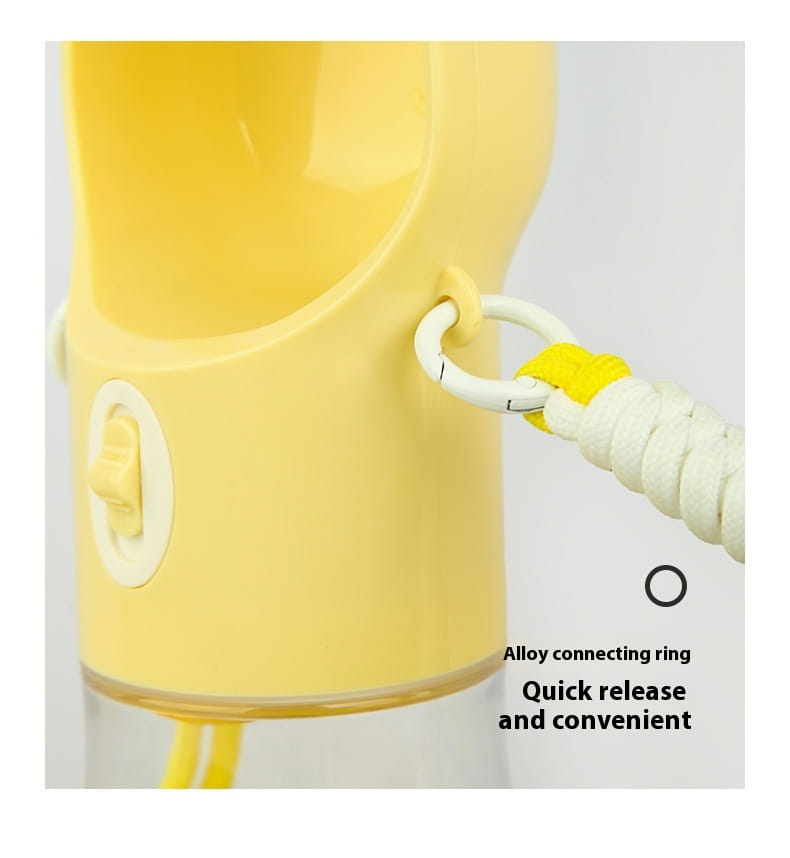 Bouteille portable jaune en silicone pour eau et nourriture pour chien, avec sangle blanche en spirale et anneau de connexion en alliage, pour l’alimentation et l’hydratation en déplacement.