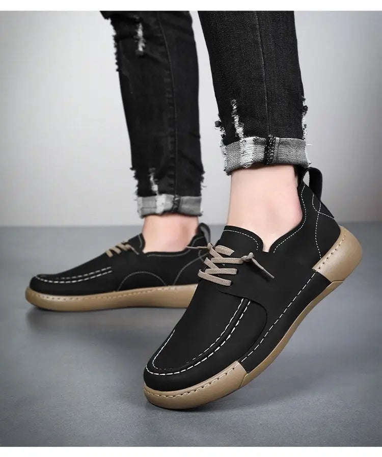 Chaussures en cuir rétro britanniques élégance décontractée pour homme, en daim noir, semelles en caoutchouc beige et couture blanche contrastante.