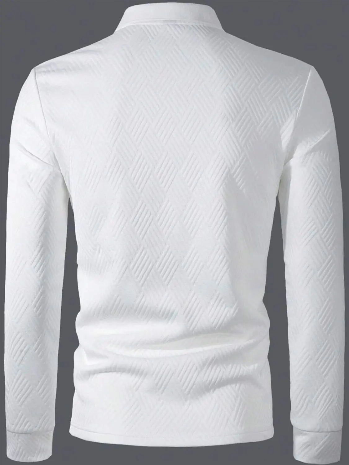 Herren-Poloshirt mit langen Ärmeln und Fischgrätenmuster in Weiß mit dezenter diagonal gerippter Textur und langen Ärmeln.