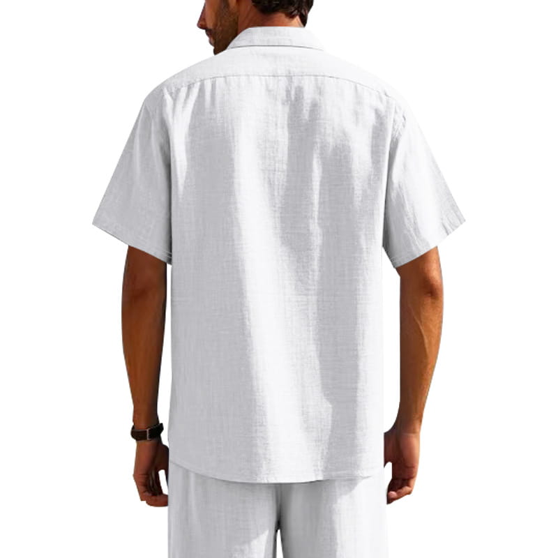Weißes Herren-Leinenhemd mit kurzen Ärmeln aus leichtem, strukturiertem Stoff mit Button-down-Verschluss für den Freizeitgebrauch.