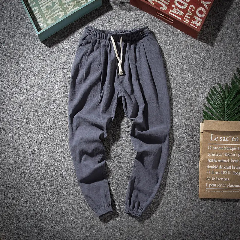 Herren-Slim-Fit-Jogginghosen aus dunklem grauem Baumwoll-Leinen mit schmal zulaufendem Schnitt, mit Kordelzugbund und elastischen Bündchen.