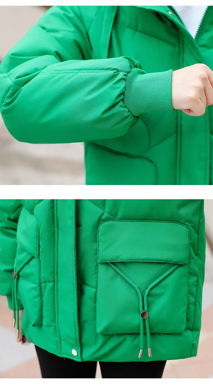Hellgrünes koreanisches lockeres Winter-Steppjackett mit Daunenoptik, mit elastischen Bündchen und einer vorderen Tasche mit Kordelzuglaschen.