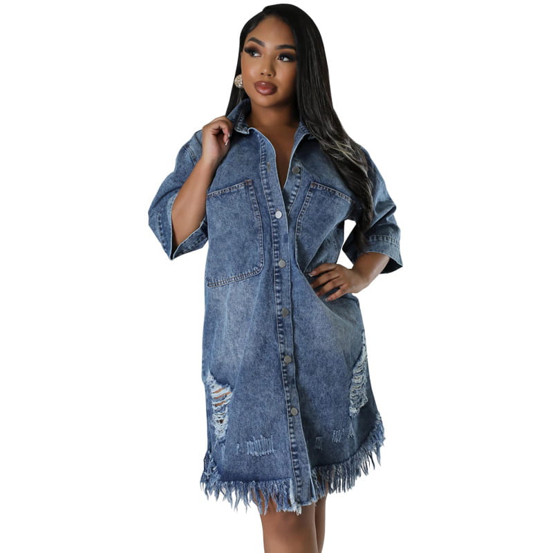 Robe chemise midi en denim bleu à ourlet effiloché délavé, avec fermeture boutonnée et empiècements abîmés.