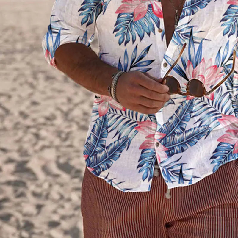 Weißes Leinen-Hemd mit tropischem Print und langem Ärmel für Herren, mit leuchtenden blauen Palmenblättern und rosa Blumen.