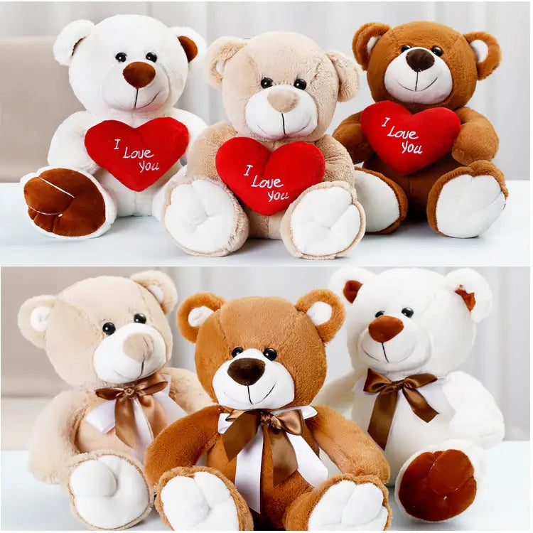 Weiche Plüschteddybären in Weiß, Beige und Braun mit bestickten Gesichtern und angenähten Details, mit Satin-Schleifen, die 25 cm messen.