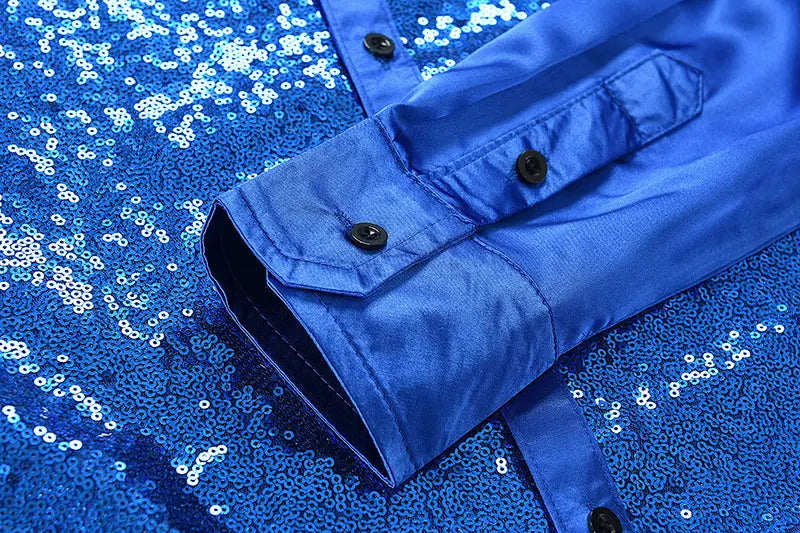Herren-Slim-Fit-Paillettenkleid für Partys in leuchtendem königsblauem Farbton mit satinähnlichem Stoff und schwarzen geknöpften Manschetten.