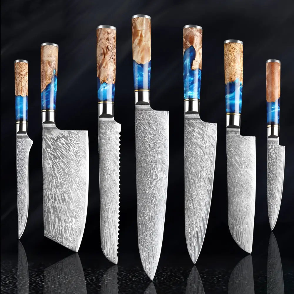 Juego de siete cuchillos de chef de acero damasco de alta gama con mangos distintivos de resina azul y veta de madera.